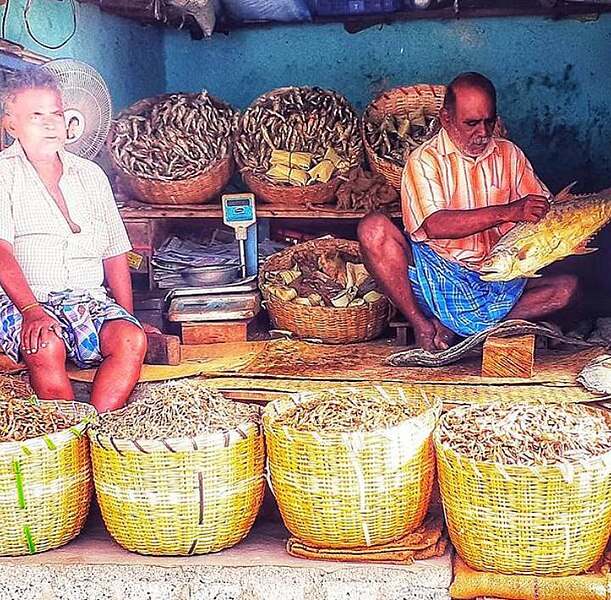 File:Fish market in a road.jpg