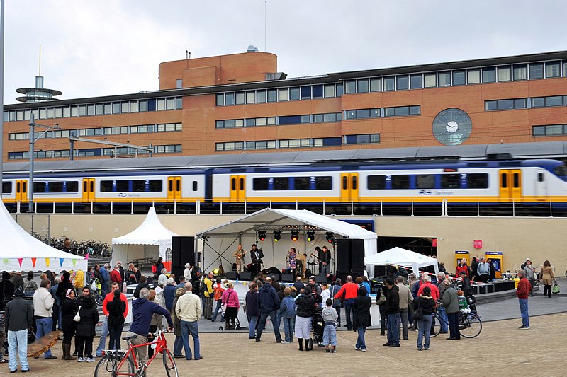 File:Flickr - NewsPhoto! - feestelijke opening Station Hilversum (1).jpg