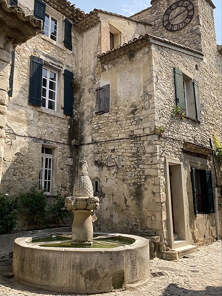 File:Fontaine des Mascarons.jpg