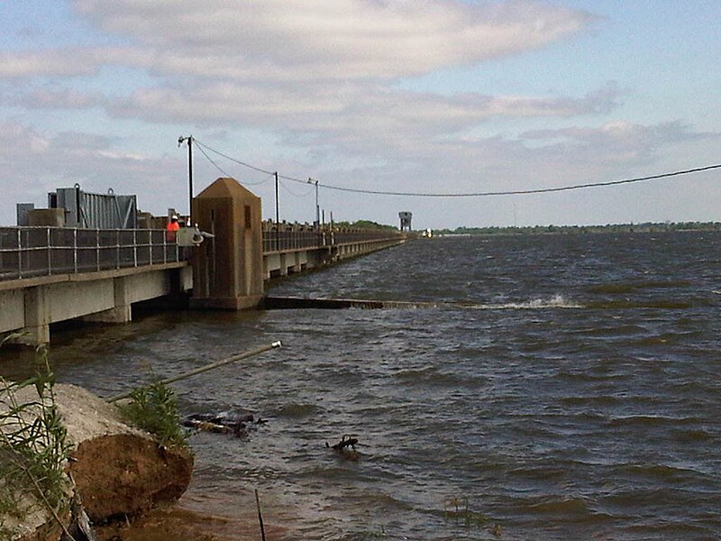 File:Forebay side of the Morganza Floodway.jpg