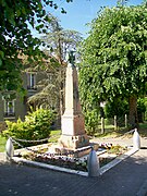 Le monument aux morts des guerres du XXe siècle, sur la Grande-Rue, au village.