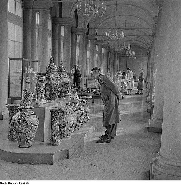 File:Fotothek df ps 0003392 Vasen ^ bauchige Vasen ^ Porzellan ^ Museen ^ Kunstmuseen.jpg