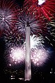 Bắn pháo hoa gần Đài tưởng niệm Washington để chúc mừng ngày lễ độc lập.