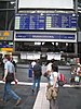 Frankfurt Hauptbahnhof ServicePoint mit Abfahrtstafel