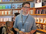 Stand von Hoffmann und Campe auf der Frankfurter Buchmesse 2011. Wikipedianer informieren die Messebesucher über das Wikipedia-Buch, » mehr