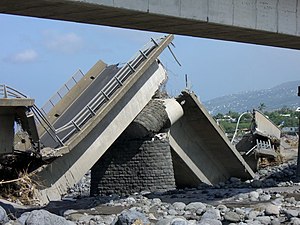 Pont de la Rivière Saint-Étienne, détruit peu après le cyclone tropical Gamède, en 2007, sur l'île de La Réunion.