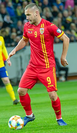 George Pușcaș (la minge) în meciul Suedia-România, 23 martie 2019