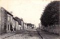 La Grand'Rue, vue du niveau du Clos de la Grande Ferme (à dr.) en direction de l'échangeur autoroutier ; au fond à gauche l'ancien café Le Relais Cordial, avant-dernier commerce de la rue, fermé en 2007.