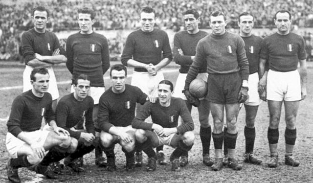 Mazzola (crouching, first on the left) in the 1945–46 season