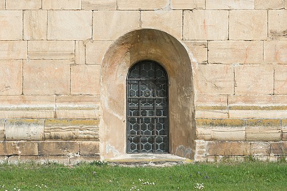 English: Crypt window Deutsch: Krypta-Fenster