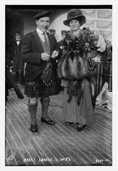 File:Harry Lauder and his wife arriving in New York City circa 1915.jpg