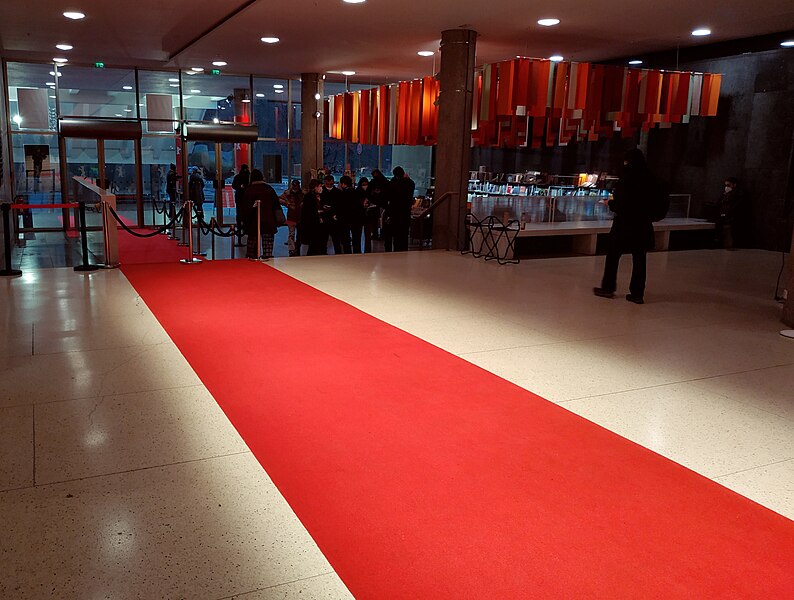 File:Haus der Kulturen der Welt – Spielstätte Berlinale 2022 Roter Teppich 3.jpg