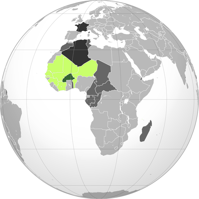 Ranskan Ylä-Voltan sijainti vihreällä, muu Ranskan Länsi-Afrikka limetinvihreällä, muut Ranskan siirtomaat Afrikassa tummanharmaalla, Ranska tummimmalla harmaalla.