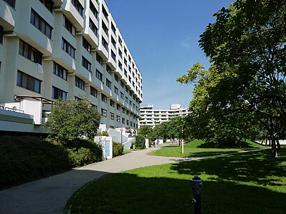 So kommt man zu dem Heinz-Nittel-Hof mit den Öffentlichen - Mehr zum Ort Hier