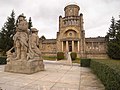 Masaryk-Turm auf dem Hang nördlich der Stadt