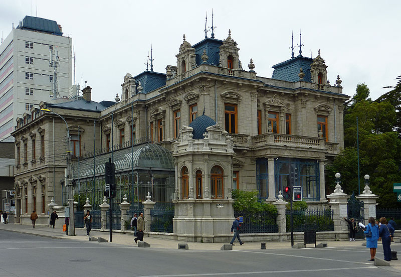 File:Hotel en Punta Arenas.jpg