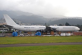 Un A340-600 d'Iberia partiellement démantelé à Quito (Équateur).