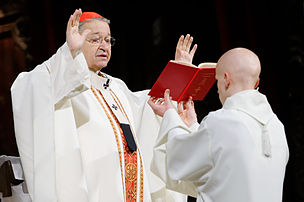 Le cardinal Vingt-Trois invoquant le pardon lors de la messe des étudiants d'Île-de-France, à Notre-Dame de Paris. (définition réelle 3 500 × 2 324)