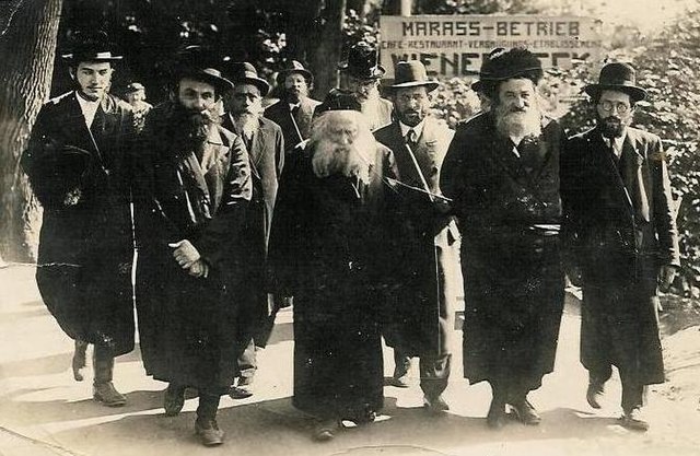 Rabbi Avraham Mordechai Alter with his entourage