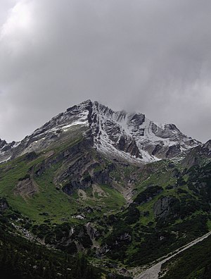 De Imster Muttekopf.  De Muttekopfhütte ligt precies onder de top