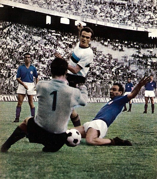 File:Inter Milan v AC Fiorentina - San Siro, 1960s - Sandro Mazzola.jpg