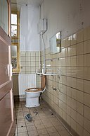 Interieur, zicht op douche- en toilet ruimte - Deelen - 20534119 - RCE.jpg