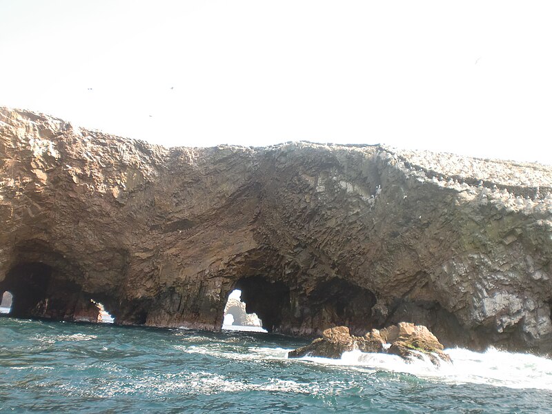 File:Islas Ballestas en la Reserva Nacional de Paracas - Arco de rocas.jpg