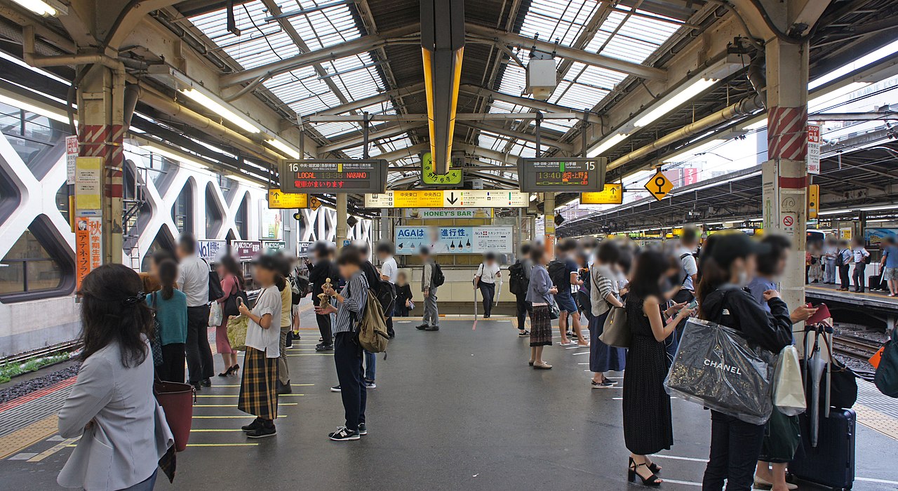 File Jr Shinjuku Station Platform 15 16 Jpg 维基百科 自由的百科全书