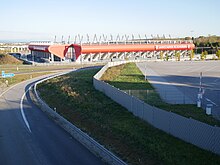 Das Stadion befindet sich direkt südlich der A 3.