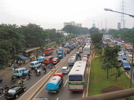 Imatge del caòtic trànsit de Djakarta en hora punta