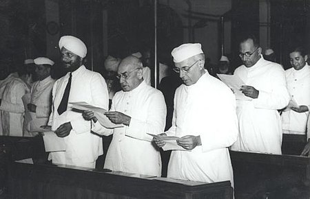 Jawaharal Nehru and other members taking pledge.jpg