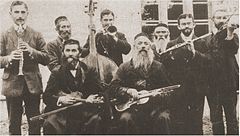 Photo sépia d'un group de musiciens.