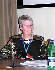 Jill Tarter při přednášce Jsme ve vesmíru sami? na Astronomickém kongresu v Praze v roce 2006
