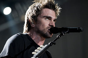 Juanes performing in 2008