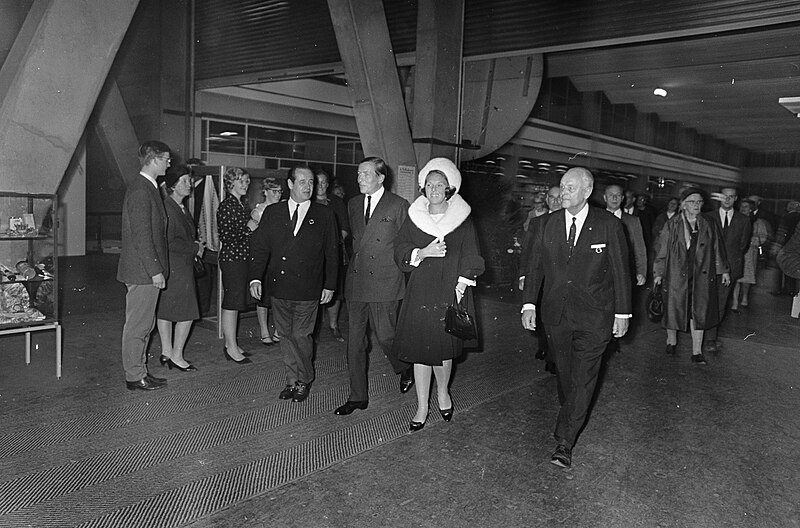 File:Jumping Amsterdam, op weg naar ereloge. Freddie Heineken , prins Claus, prinses Beatrix en dr. H. Tetzner, Bestanddeelnr 920-8201.jpg