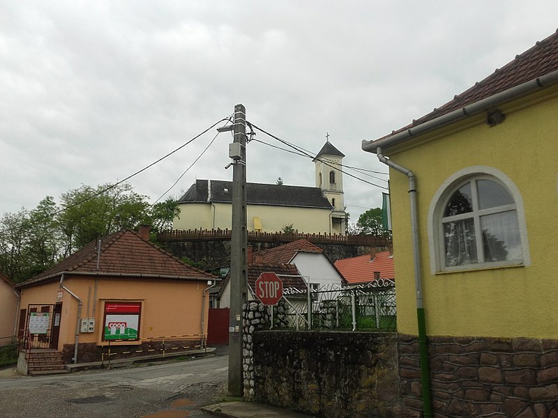 File:Kács church.jpg