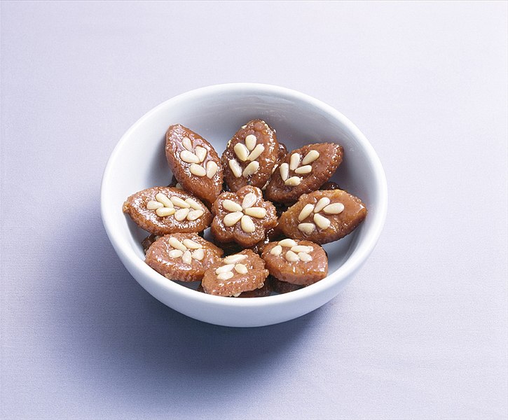 File:KOCIS yakgwa, honey cookies (4646996236).jpg