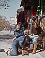 Kabul-04-Touristen beim Schuhputzer-1976-gje.jpg