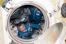 חברי צוות סויוז TMA-01M נכנסים לתחנת החלל הבינלאומית לאחר עגינת הסויוז בתחנה.