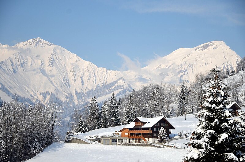 File:Kiental - view of Niesen.JPG