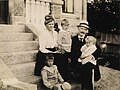 Marie og Knut Hamsun  med barna Tore, Arild og Ellinor i 1917 Foto: Anders B. Wilse/Nasjonalbiblioteket