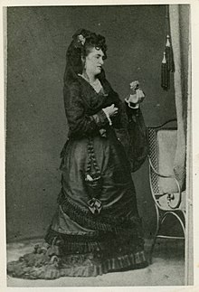 Портрет на глумицата Љубица Коларовиќ. Снимено во Белград, во студиото на Ѓоко Краљевачки. На задната страна на фотографијата е датата 26 септември 1876 година.