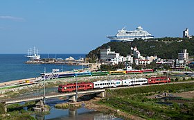 正東津駅付近を走行する海列車