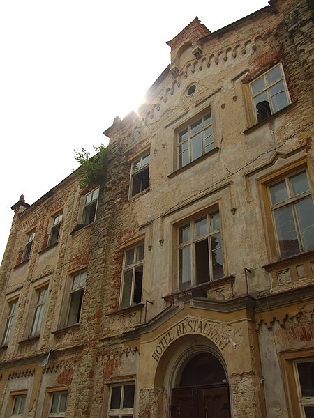 File:Kouřim, ruina hotelu.JPG