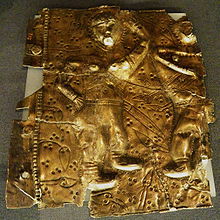 A gilded silver belt fragment Cioara - Alba County dated La Tene depicts warriors wearing bracelets KunsthistorischesMuseumDacianGold1.jpg