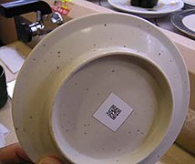 二次元バーコードが貼り付けられた皿