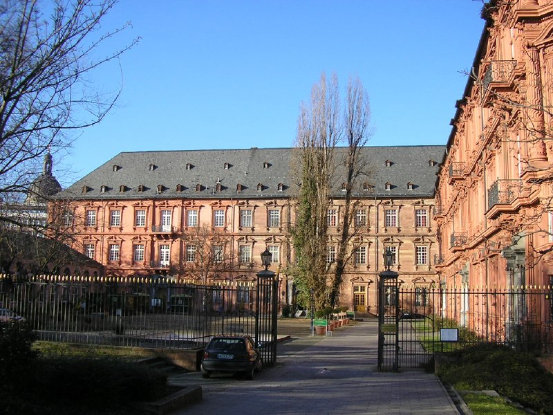 File:Kurfuerstliches Schloss Mainz Innenhof.jpg