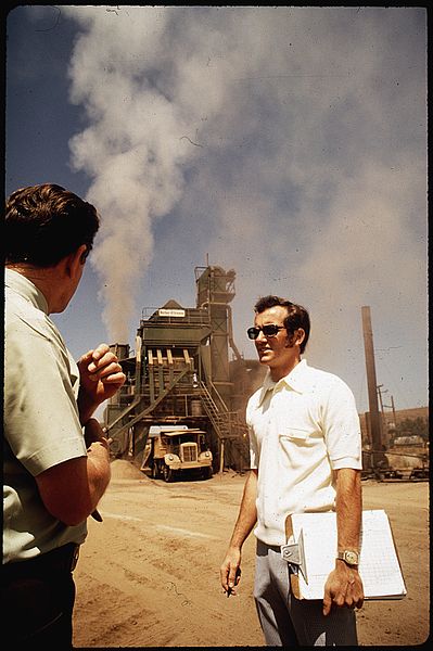 File:LOU DOOLEY, REGISTERED SANITARIAN WITH AIR POLLUTION CONTROL BOARD, TALKS WITH THE OWNER OF AN ASPHALT BATCH PLANT - NARA - 542546.jpg