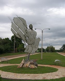 Monumento dedicado a Paraná, na sua aldeia natal Altos.