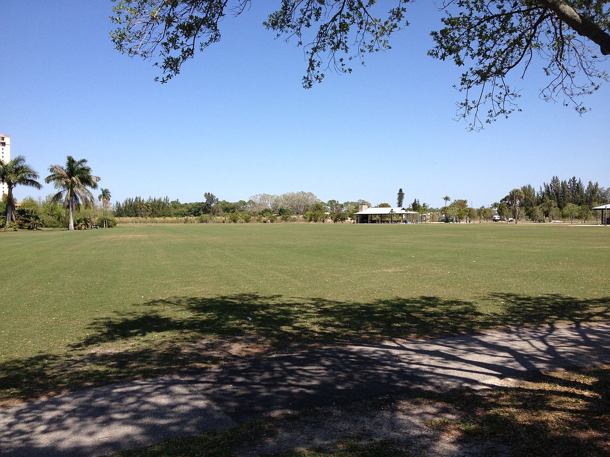 Park field. Macara Lake Park.